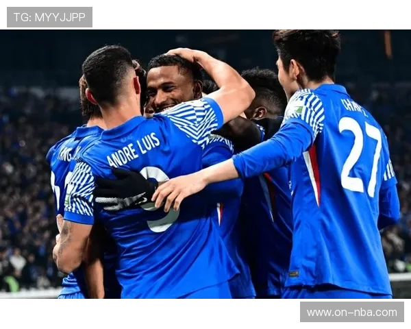 朗斯主场球迷狂欢，七连胜氛围火热